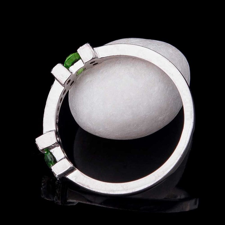 Золотое кольцо с бриллиантами и хризолитами км0192 от ювелирного магазина Оникс - 1