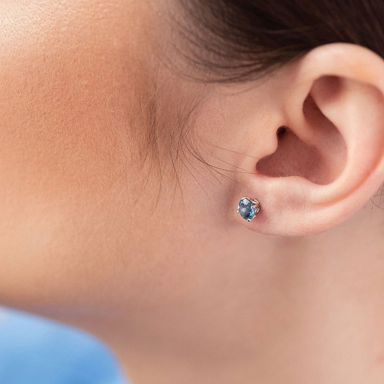 Золоті сережки - пусети з блакитними топазами с08410 від ювелірного магазину Онікс - 6