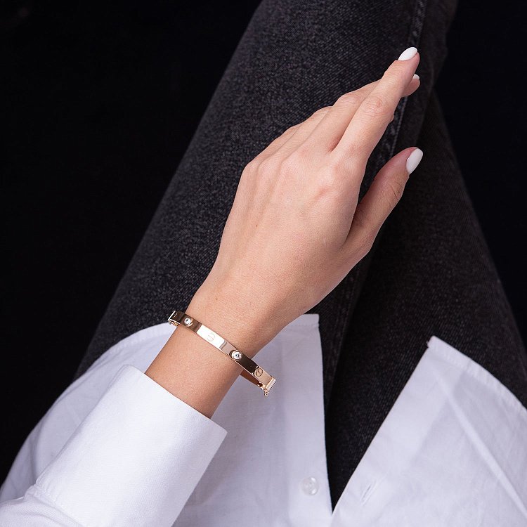 Жорсткий золотий браслет "Love" з фіанітами б04719 від ювелірного магазину Онікс - 3