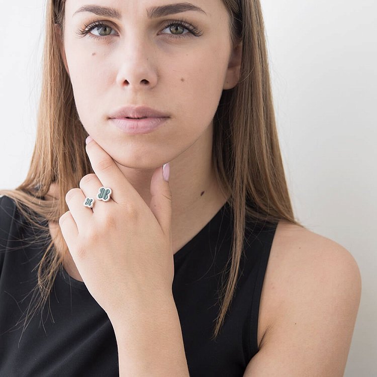 Срібний перстень з малахітом і фіанітами 111748 від ювелірного магазину Онікс