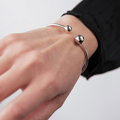 Жесткий браслет "Шарики" в белом золоте б05509 №2