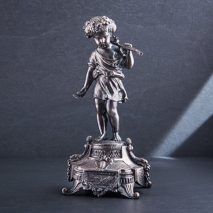 Серебряная фигура ручной работы "Мальчик с виноградной лозой" сер00101м от ювелирного магазина Оникс