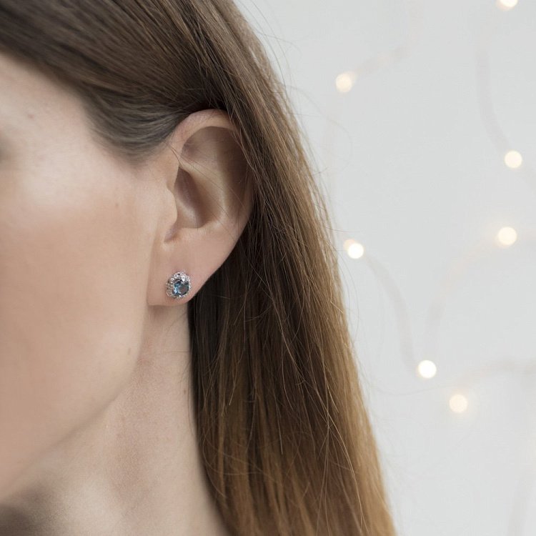 Золоті сережки-пусети з топазом і фіанітами 14050676 від ювелірного магазину Онікс - 3