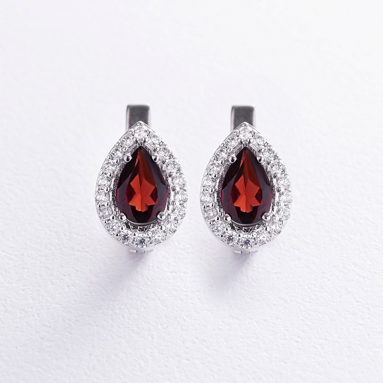 Серебряные серьги с пиропами и фианитами GS-02-004-4110 от ювелирного магазина Оникс