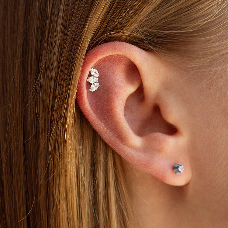 Одиночная серебряная серьга в хрящ ушка (фианиты) 40034 от ювелирного магазина Оникс