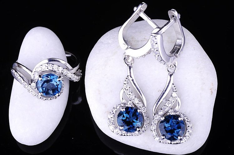 Жіноча каблучка з "Лондон блакитним" топазом 111483 від ювелірного магазину Онікс - 2