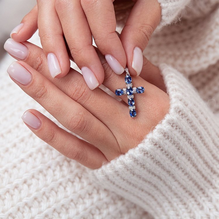 Золотий хрестик з сапфірами і діамантами 1п759-0072 від ювелірного магазину Онікс - 1