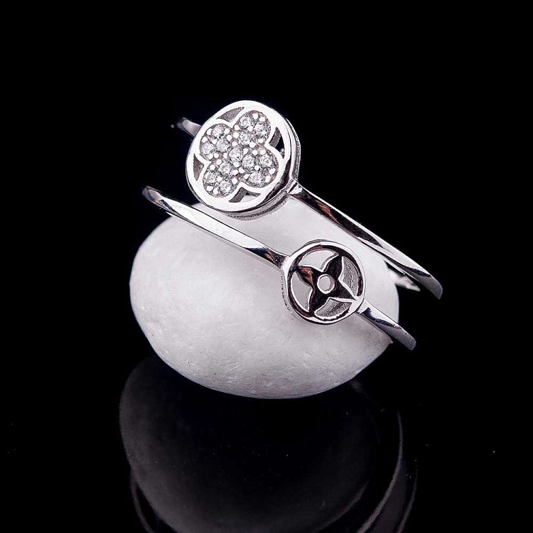 Серебряное кольцо "Клевер" с фианитами 111822 от ювелирного магазина Оникс