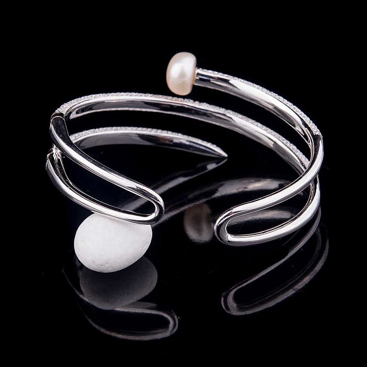 Срібний браслет з культивованими прісноводним перлами і фіанітами 141011 від ювелірного магазину Онікс - 1