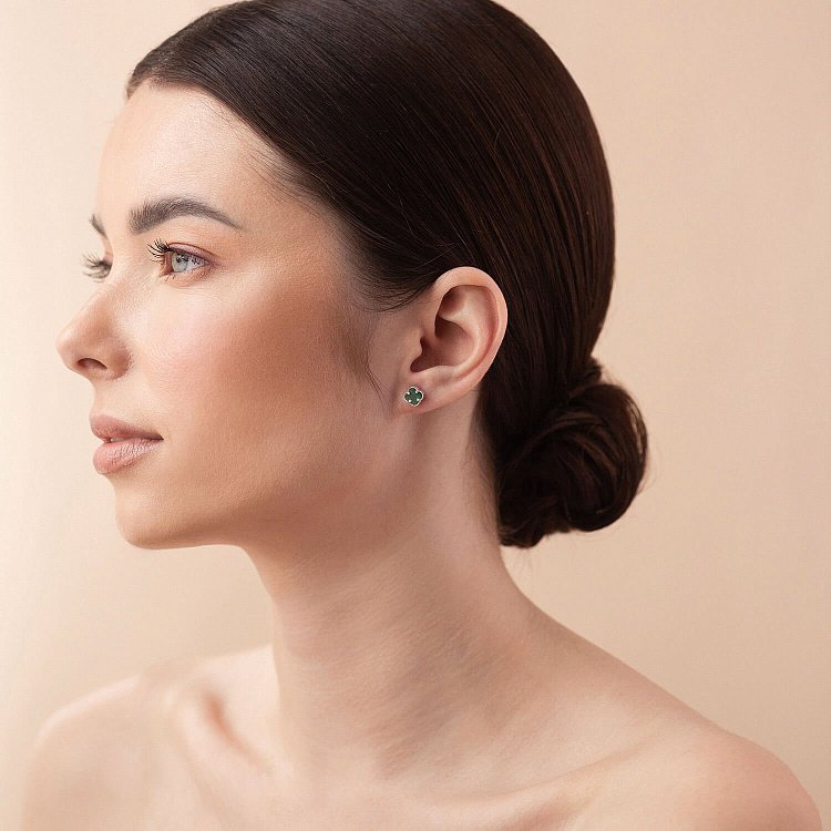 Сережки - пусети "Конюшина" з малахітом mini (біле золото) с08412 від ювелірного магазину Онікс - 2