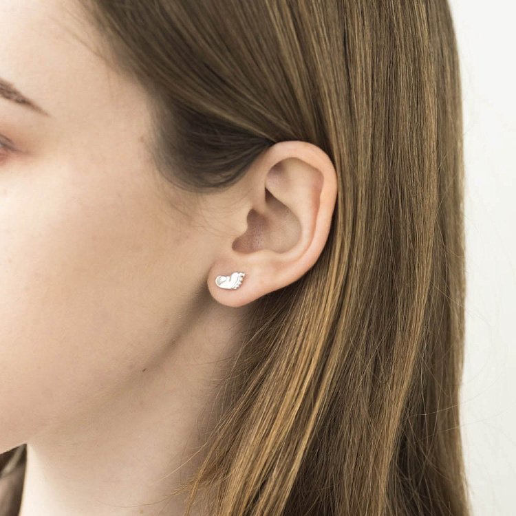 Золотые серьги-пусеты "Ножки младенца" с04339 от ювелирного магазина Оникс - 2