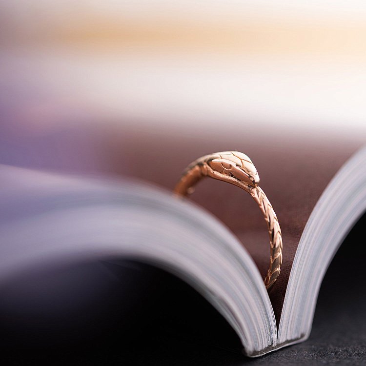 Золота каблучка "Змій Уроборос" к07037 від ювелірного магазину Онікс - 15