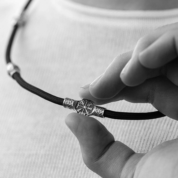 Шелковый шнурок "Вегвизир. Сварга" с серебряными вставками 985 от ювелирного магазина Оникс - 2