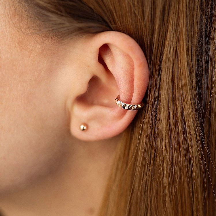 Серьга - каффа "Mona" в красном золоте с08847 от ювелирного магазина Оникс - 1