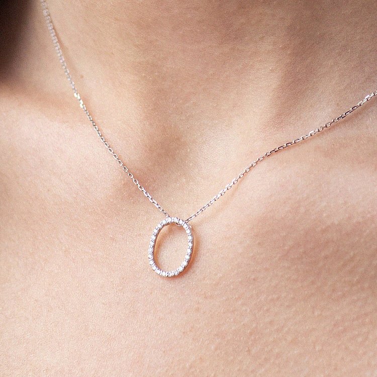 Золоте кольє з літерою "О" з діамантами 133931121 від ювелірного магазину Онікс