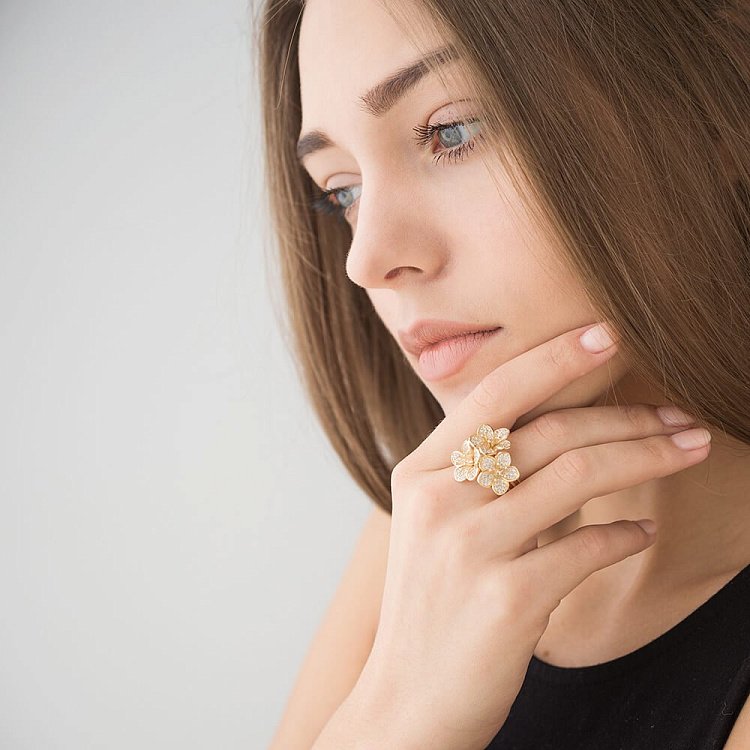 Золота каблучка "Квіточки" з фіанітами к02910 від ювелірного магазину Онікс - 1