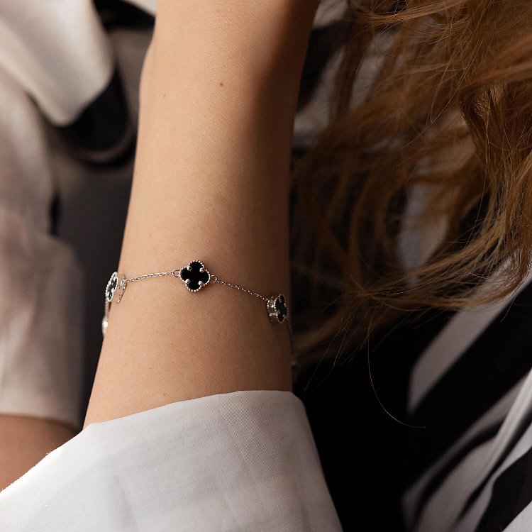 Браслет "Клевер" с ониксом mini (белое золото) б05249 от ювелирного магазина Оникс - 6