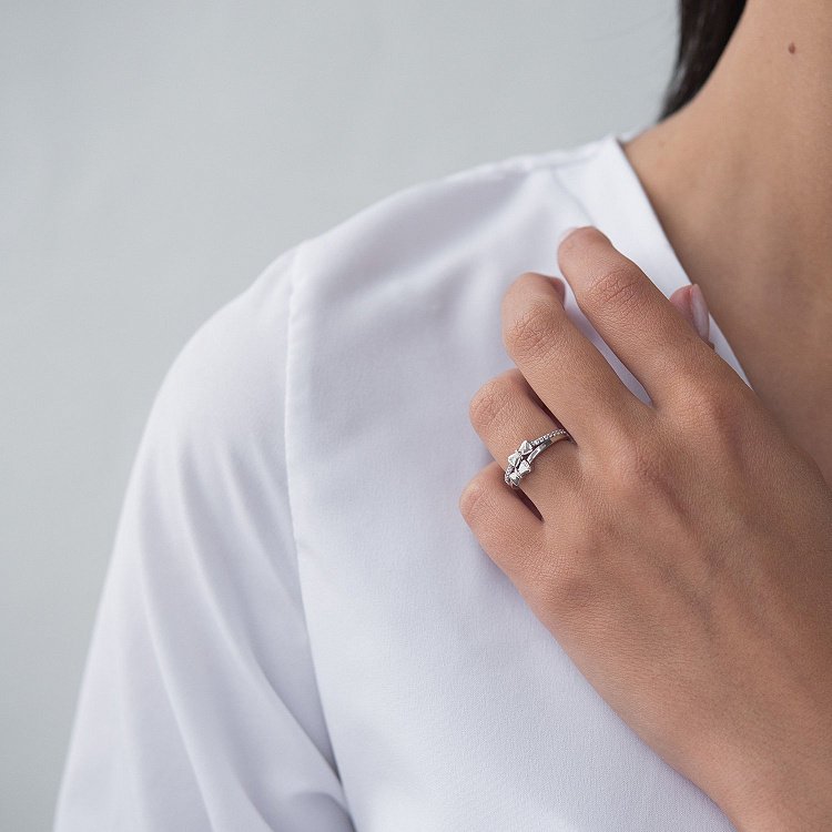 Срібна каблучка "Бантики" з фіанітами 112222 від ювелірного магазину Онікс - 2