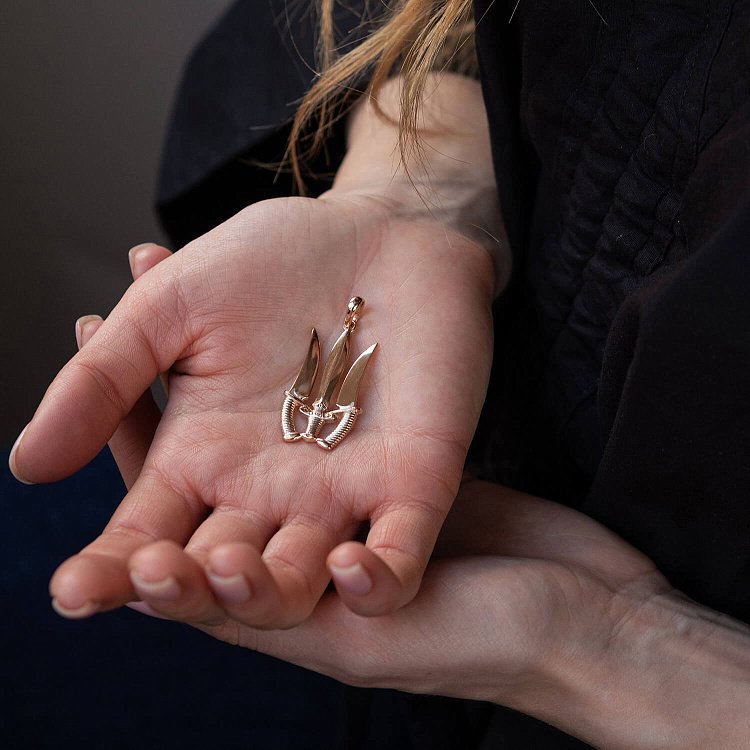 Золота підвіска "Тризуб з кинжалами" п03682 від ювелірного магазину Онікс - 3