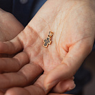 Золотой крестик с распятием п04073 от ювелирного магазина Оникс - 1