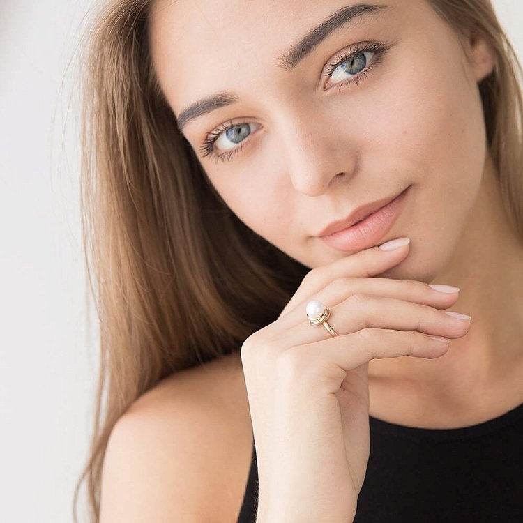 Золота каблучка з культ. прісн. перлами к03217 від ювелірного магазину Онікс