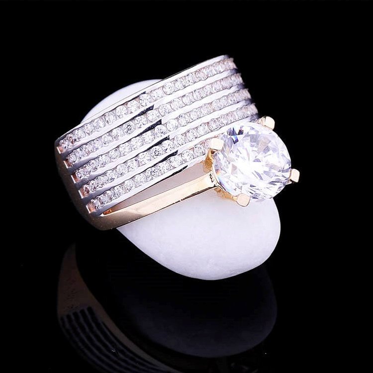 Золота жіноча каблучка з фіанітами к03293 від ювелірного магазину Онікс