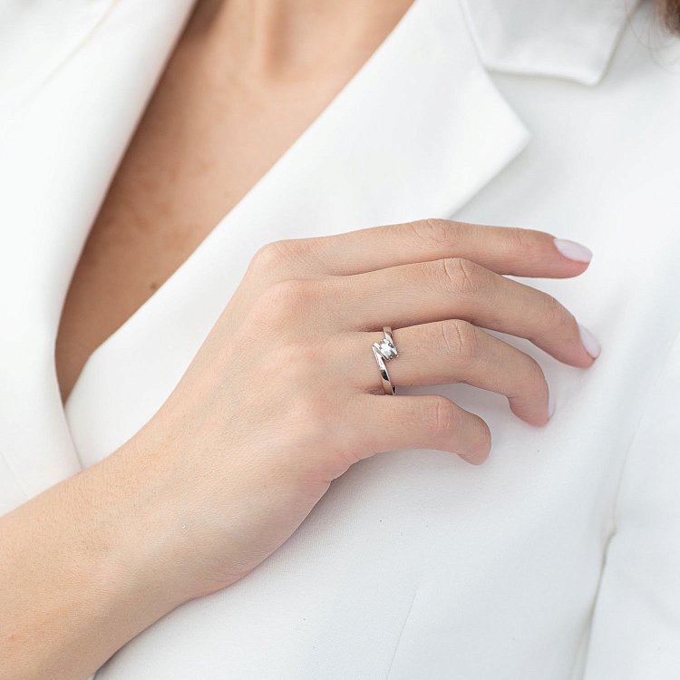 ?Золота каблучка з діамантом к0001sh від ювелірного магазину Онікс - 1