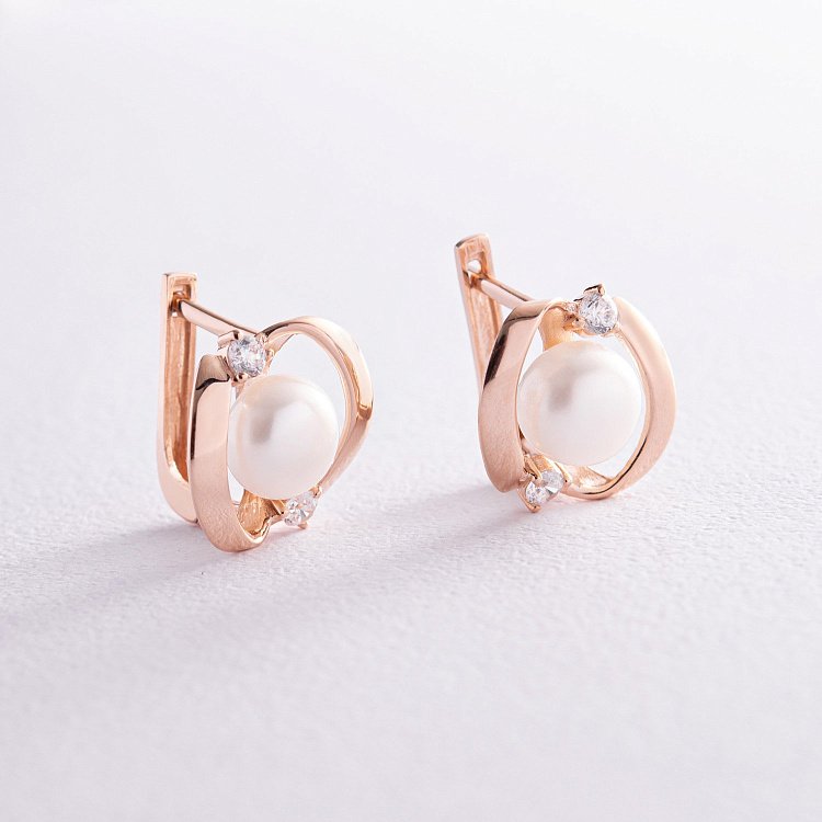 Золоті сережки з культ. прісн. перлами та фіанітами с08135 від ювелірного магазину Онікс