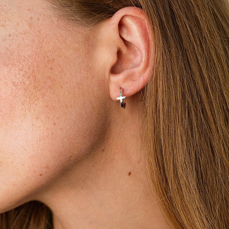 Серьги - пусеты "Крестики" в белом золоте с07012 от ювелирного магазина Оникс - 1