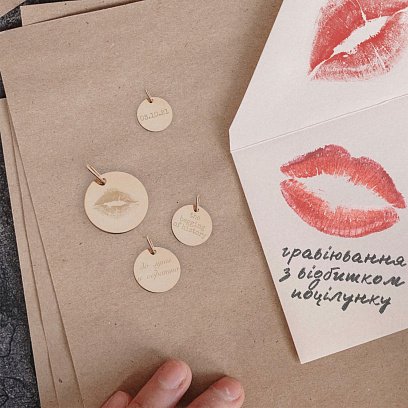 Кулон з гравіюванням "Відбиток поцілунка" у жовтому золотому (17 мм) п03435п