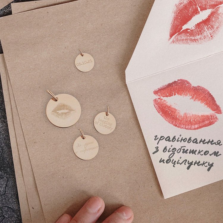 Кулон з гравіюванням "Відбиток поцілунка" у жовтому золотому (17 мм) п03435п від ювелірного магазину Онікс