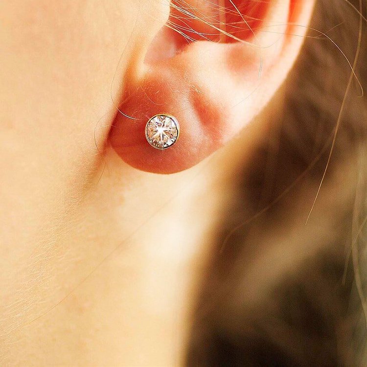 Золотые серьги-гвоздики с фианитами 6 мм с03438 от ювелирного магазина Оникс - 4