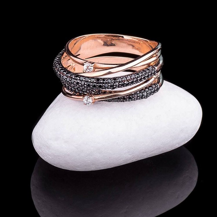 Золотое кольцо с черными фианитами к03493 - 1 Золотое кольцо с черными фианитами к03493 от ювелирного магазина Оникс - 1