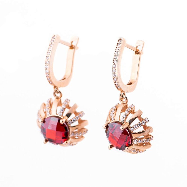 Золотые серьги с фианитами с04001 Золотые серьги с фианитами с04001 от ювелирного магазина Оникс