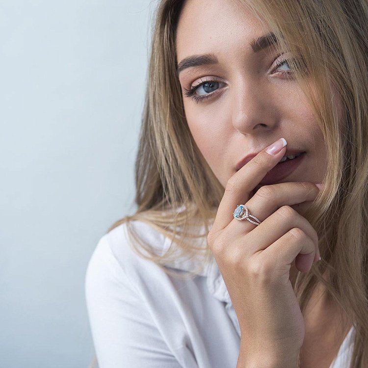 Золотое кольцо с голубым топазом и фианитами к04656 от ювелирного магазина Оникс - 5