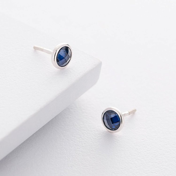 Серебряные серьги-гвоздики (синтетический сапфир) 122170 от ювелирного магазина Оникс