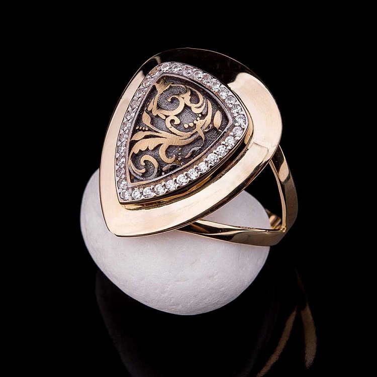 Золотое кольцо с фианитами к03529 от ювелирного магазина Оникс - 1