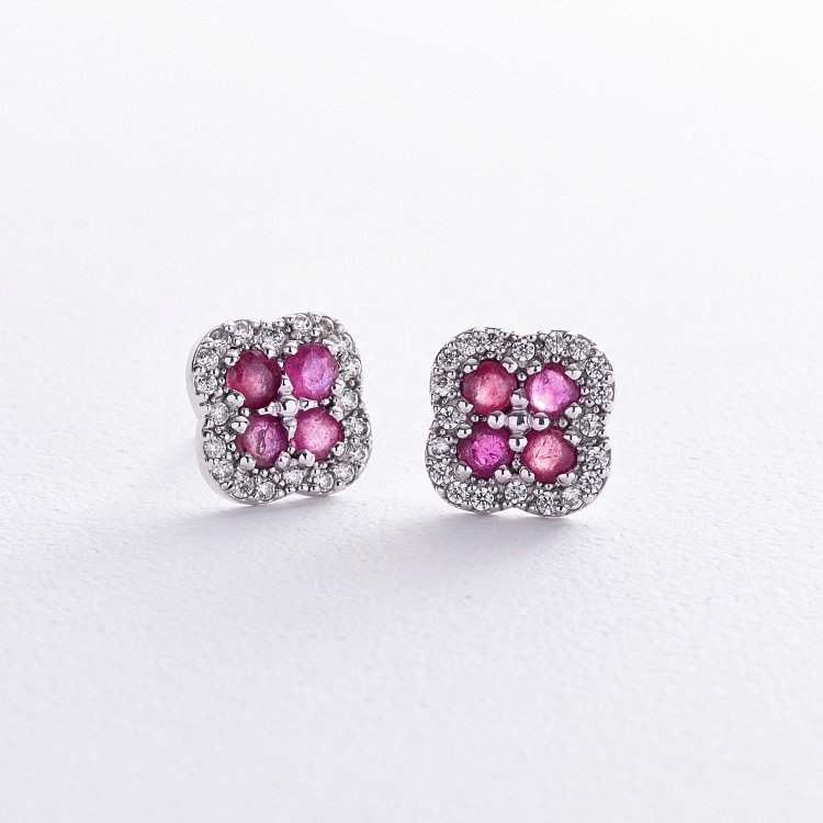 Срібні сережки - пусети "Конюшина" (фіаніти, рубіни) GS-02-135-4410 від ювелірного магазину Онікс