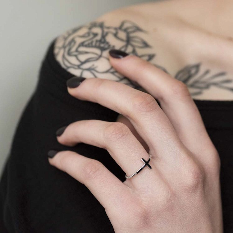 Срібний перстень "Хрестик" з емаллю 112026 Срібний перстень "Хрестик" з емаллю 112026 від ювелірного магазину Онікс