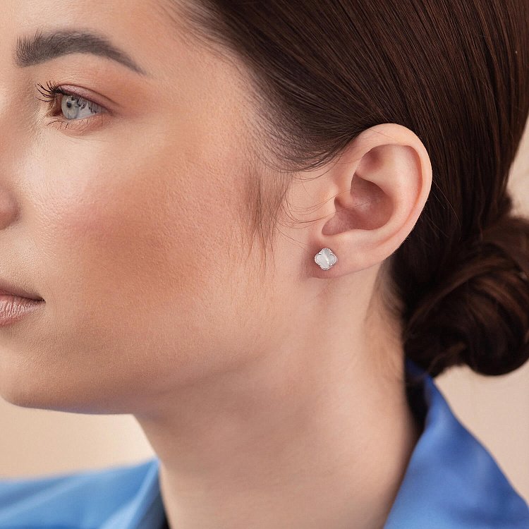 Серебряные серьги - пусеты "Клевер" с перламутром mini 123294 от ювелирного магазина Оникс - 1