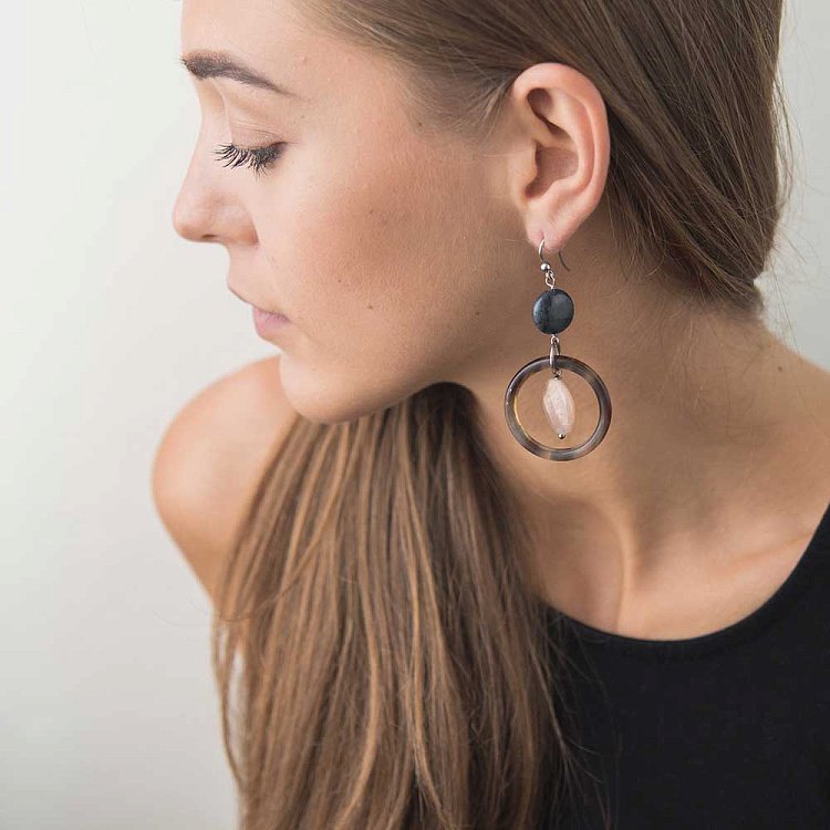 Серьги с кианитом, лунным камнем и слоновой костью 141с19 от ювелирного магазина Оникс