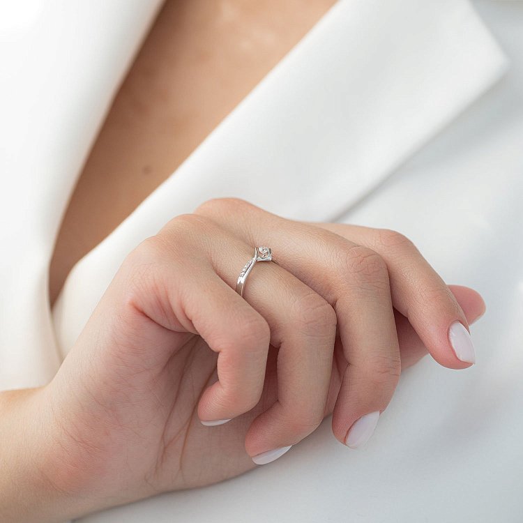 Заручальна каблучка в білому золоті (діаманти) к0011sh від ювелірного магазину Онікс - 1