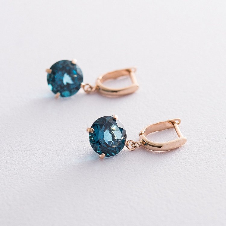 Золотые серьги "Влечение" (синт. топаз "Лондон голубой") с05301 от ювелирного магазина Оникс