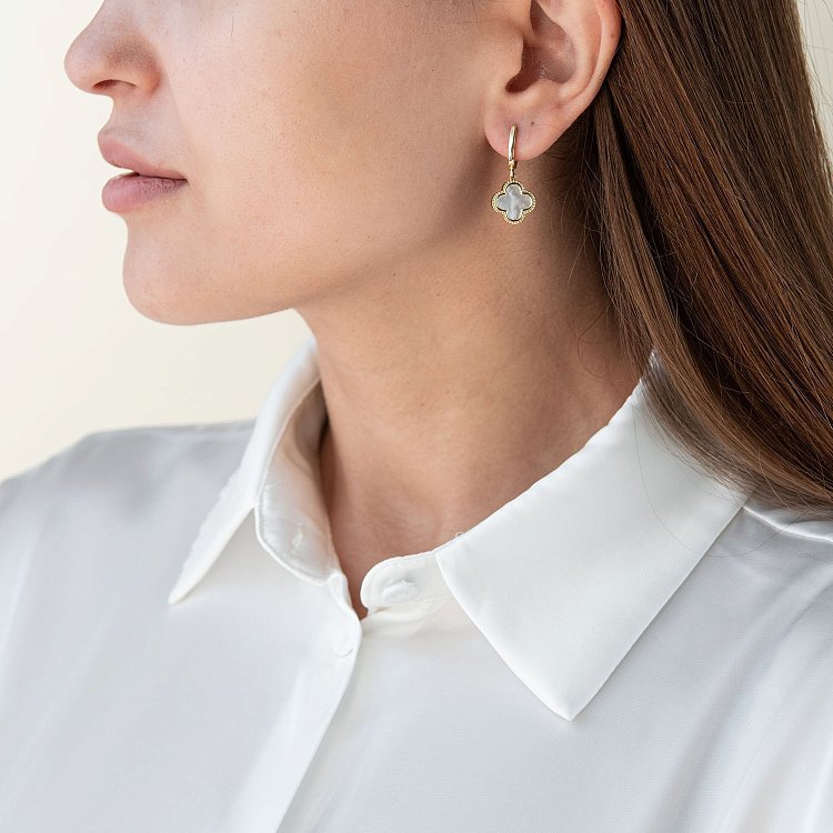 Серьги "Клевер" в желтом золоте (перламутр) с07552 от ювелирного магазина Оникс - 1