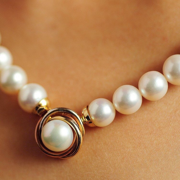 Колье из жемчуга со вставкой из белого,красного и желтого золота бус6531 от ювелирного магазина Оникс - 1