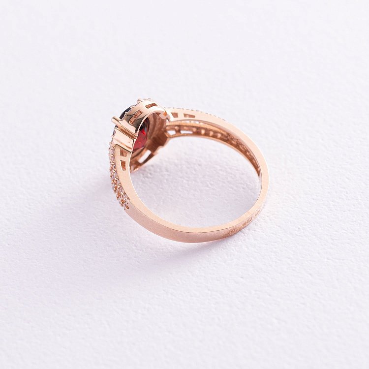 Золотое кольцо с пиропом (гранатом) и фианитами к04644 от ювелирного магазина Оникс - 2