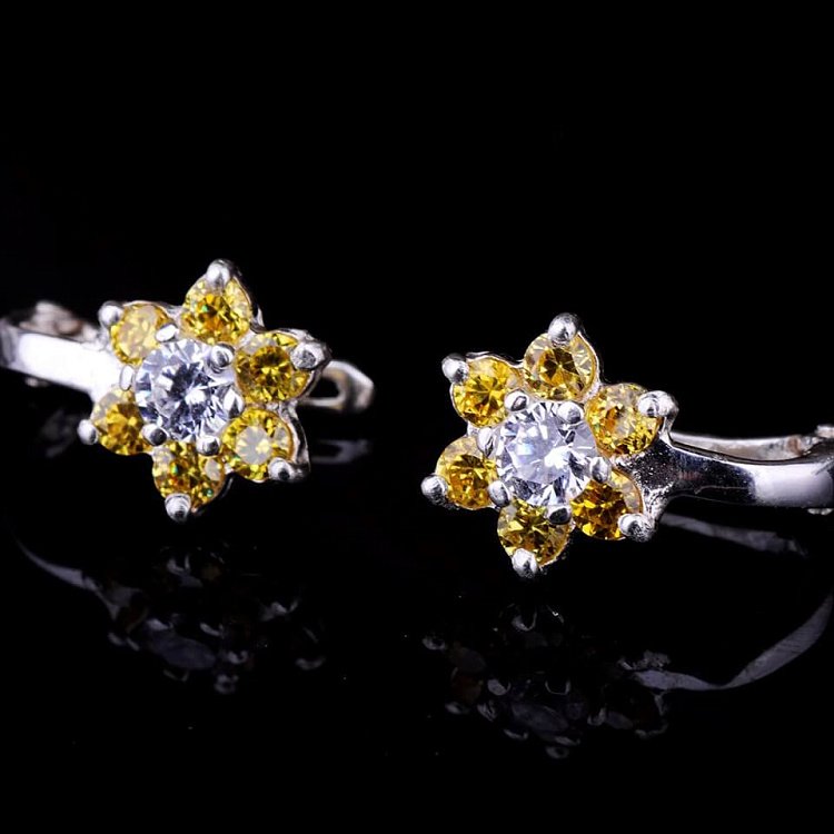 Срібні сережки "Квіточки" (фіаніти) 122084 від ювелірного магазину Онікс