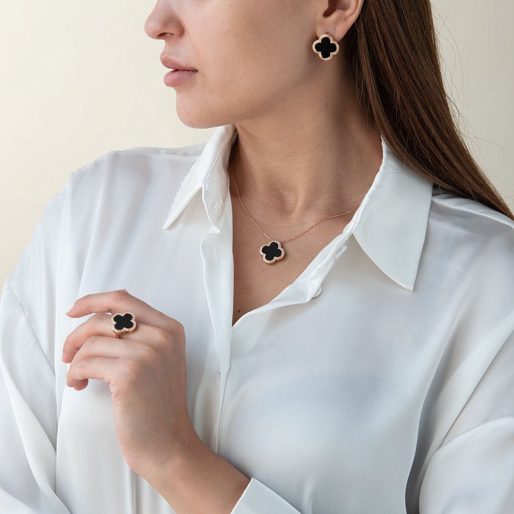 Золотое кольцо "Клевер" с ониксом к06882 - 1 Золотое кольцо "Клевер" с ониксом к06882 от ювелирного магазина Оникс - 1