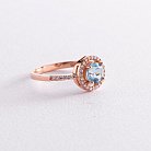 Золотое кольцо с голубым топазом и фианитами к04626 от ювелирного магазина Оникс