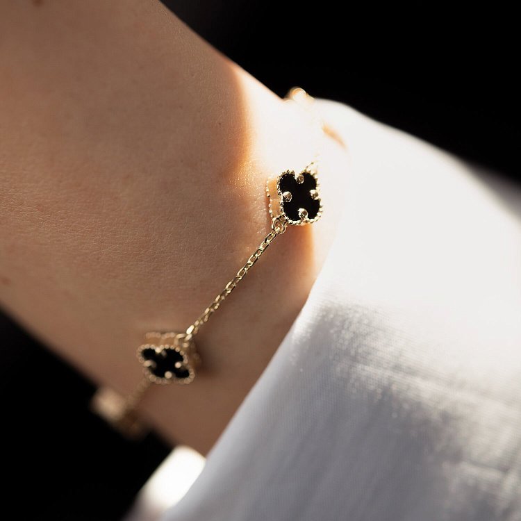 Браслет "Конюшина" з оніксом mini (жовте золото) б05244 від ювелірного магазину Онікс - 7